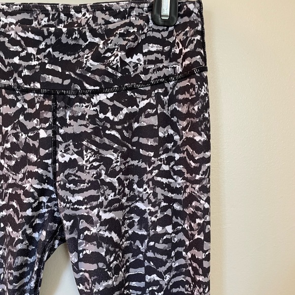 Fabletics | B&W Capri Digi Camo Leggings | Size Small - Picture 3 of 7